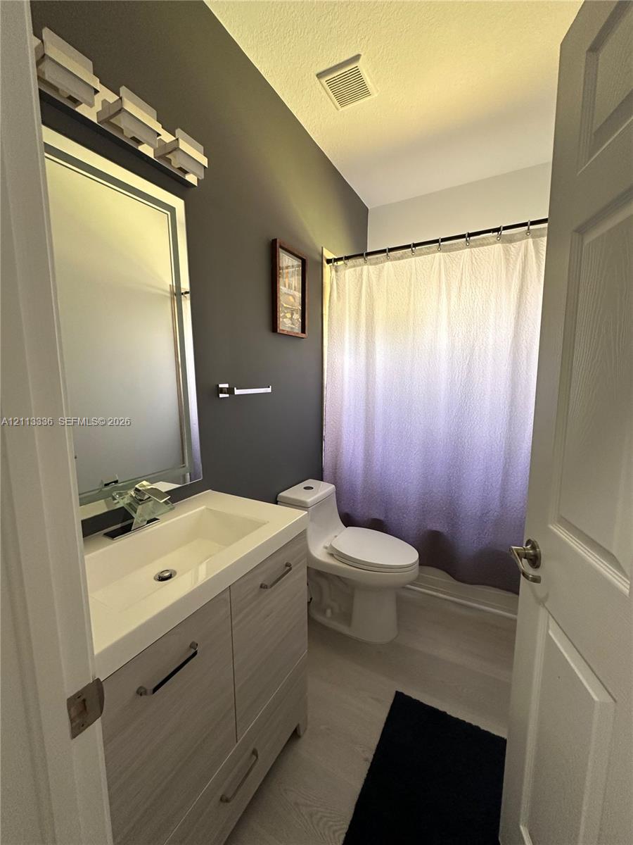 Ver detalles 15461 3 / 3 1906 sq. ft. $ 2026-10-26 0 foto