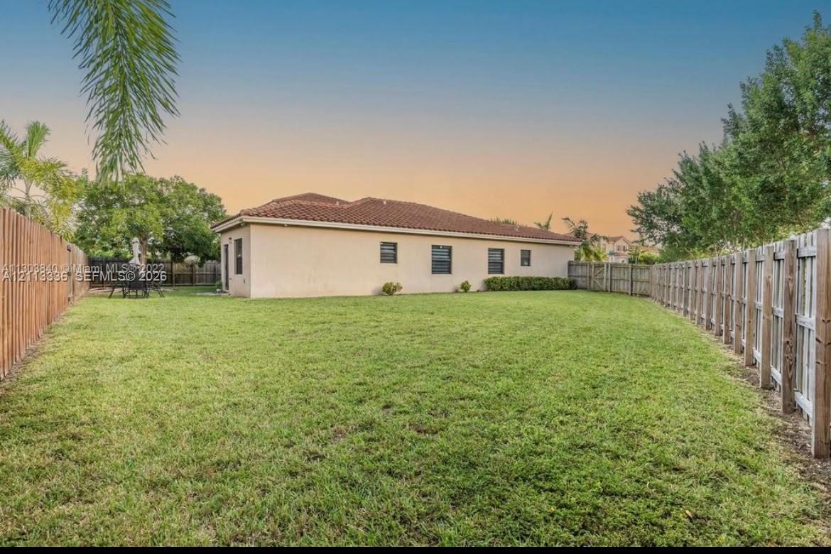 Ver detalles 15461 3 / 3 1906 sq. ft. $ 2026-10-26 0 foto