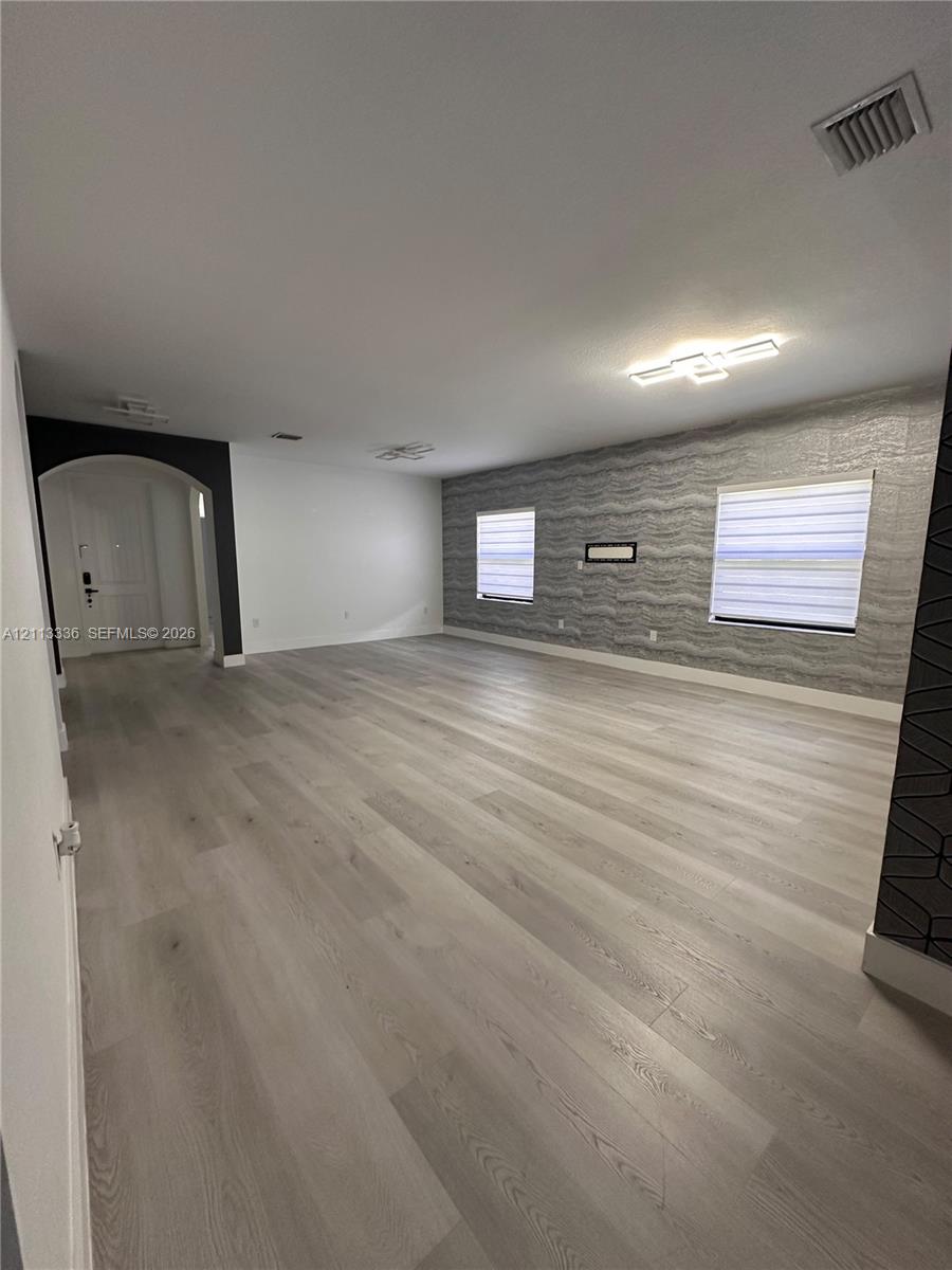 Ver detalles 15461 3 / 3 1906 sq. ft. $ 2026-10-26 0 foto