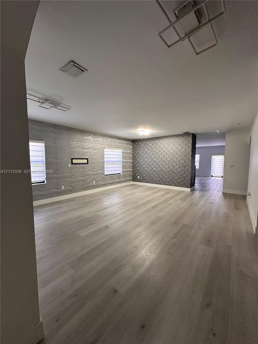 Ver detalles 15461 3 / 3 1906 sq. ft. $ 2026-10-26 0 foto