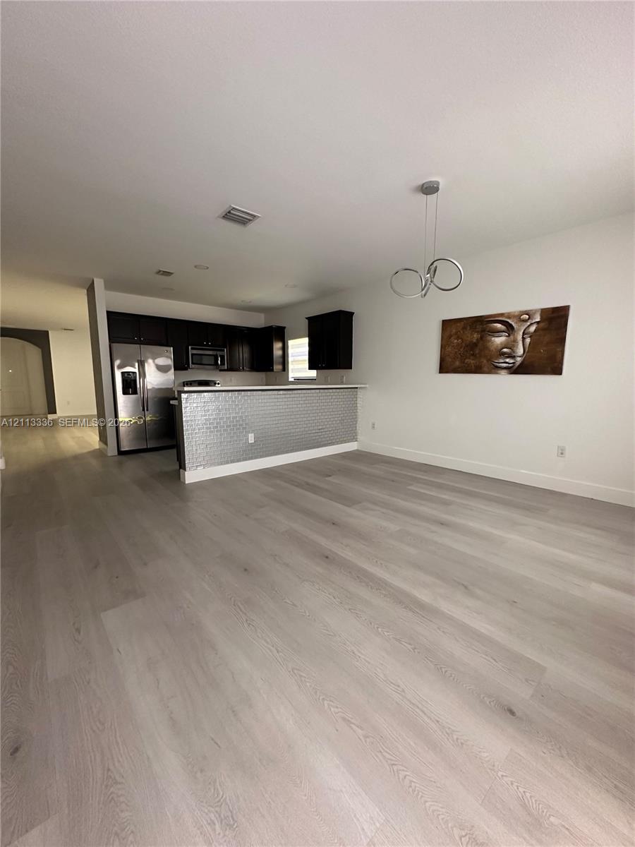 Ver detalles 15461 3 / 3 1906 sq. ft. $ 2026-10-26 0 foto
