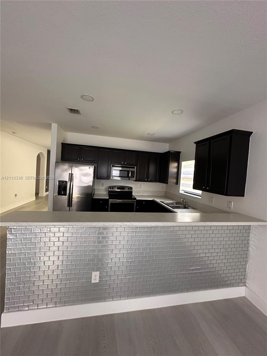 Ver detalles 15461 3 / 3 1906 sq. ft. $ 2026-10-26 0 foto