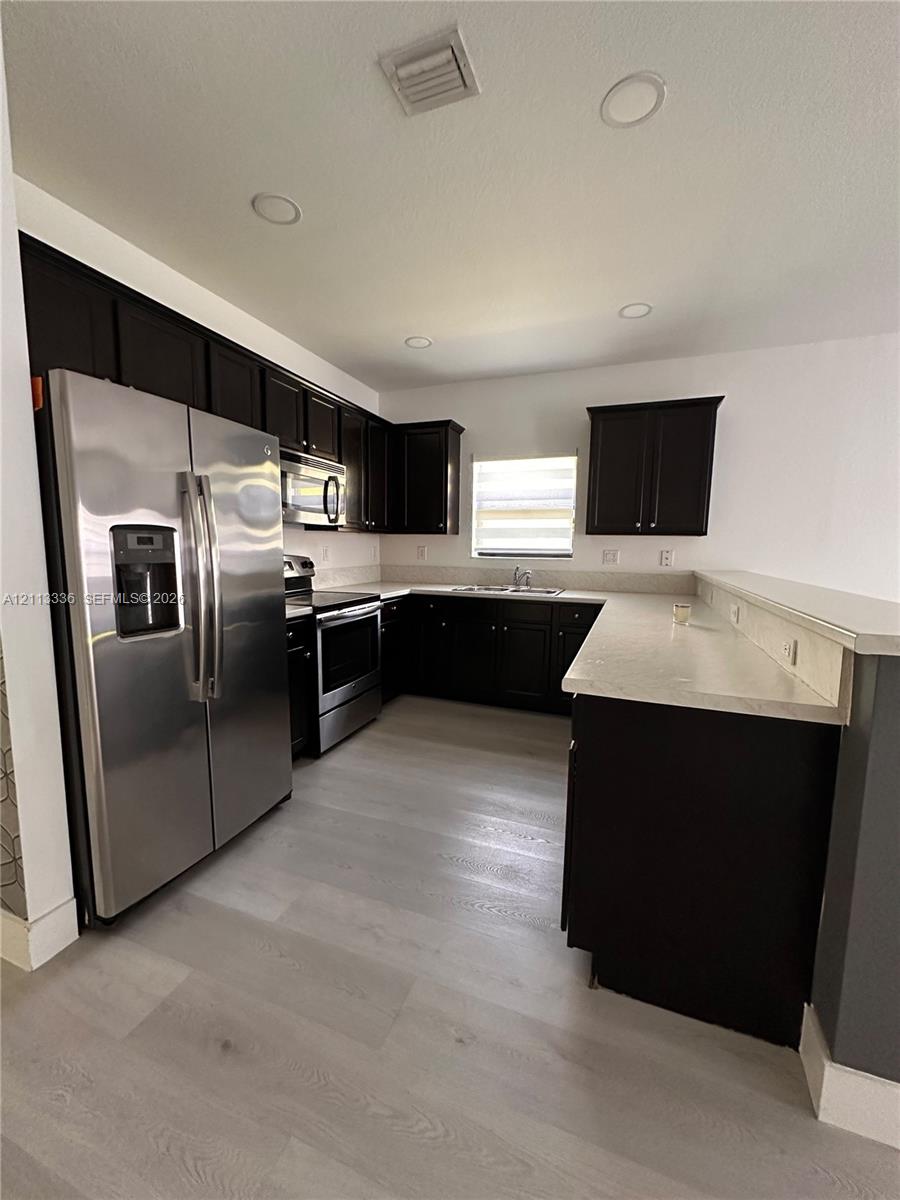 Ver detalles 15461 3 / 3 1906 sq. ft. $ 2026-10-26 0 foto