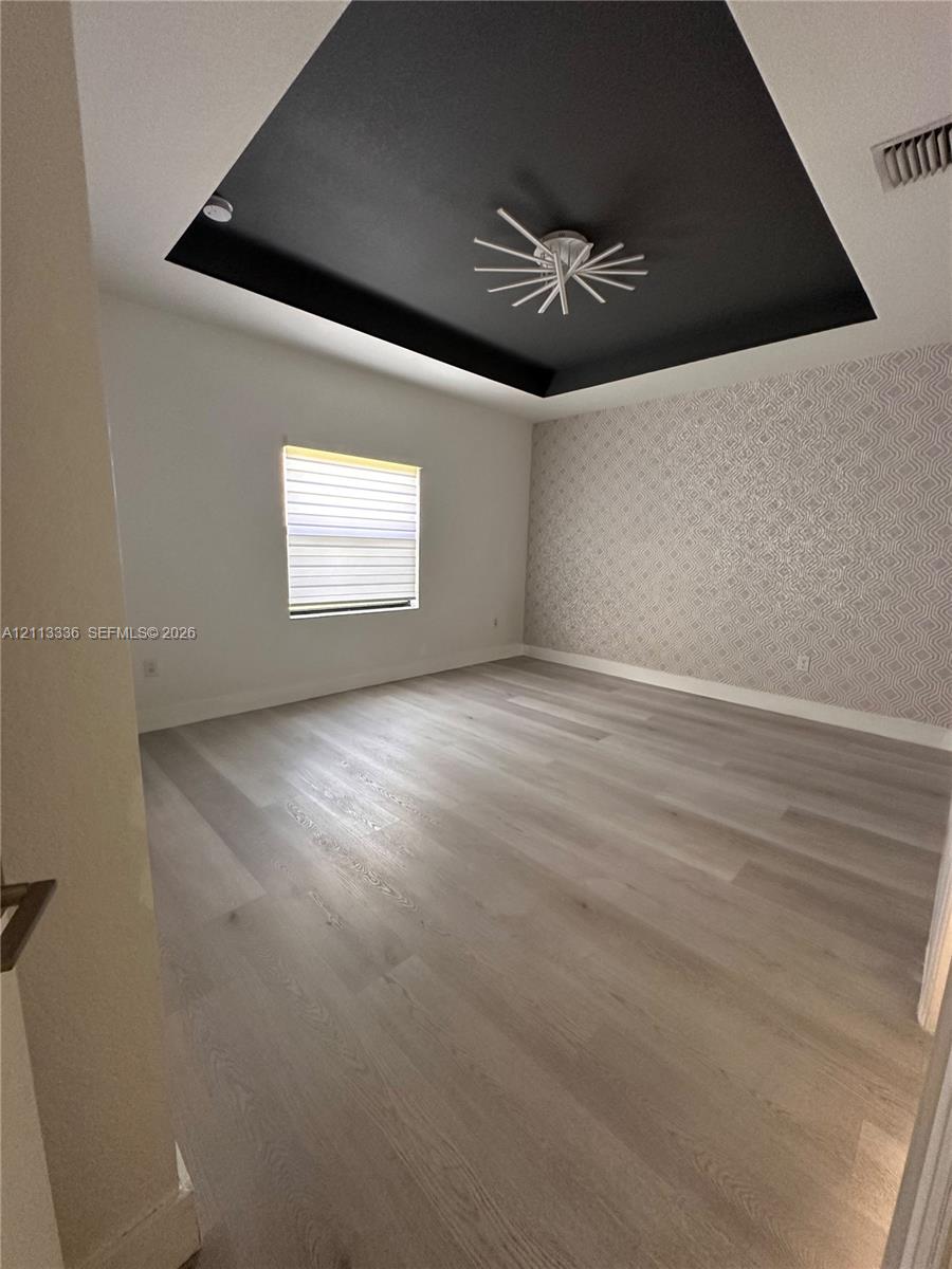 Ver detalles 15461 3 / 3 1906 sq. ft. $ 2026-10-26 0 foto