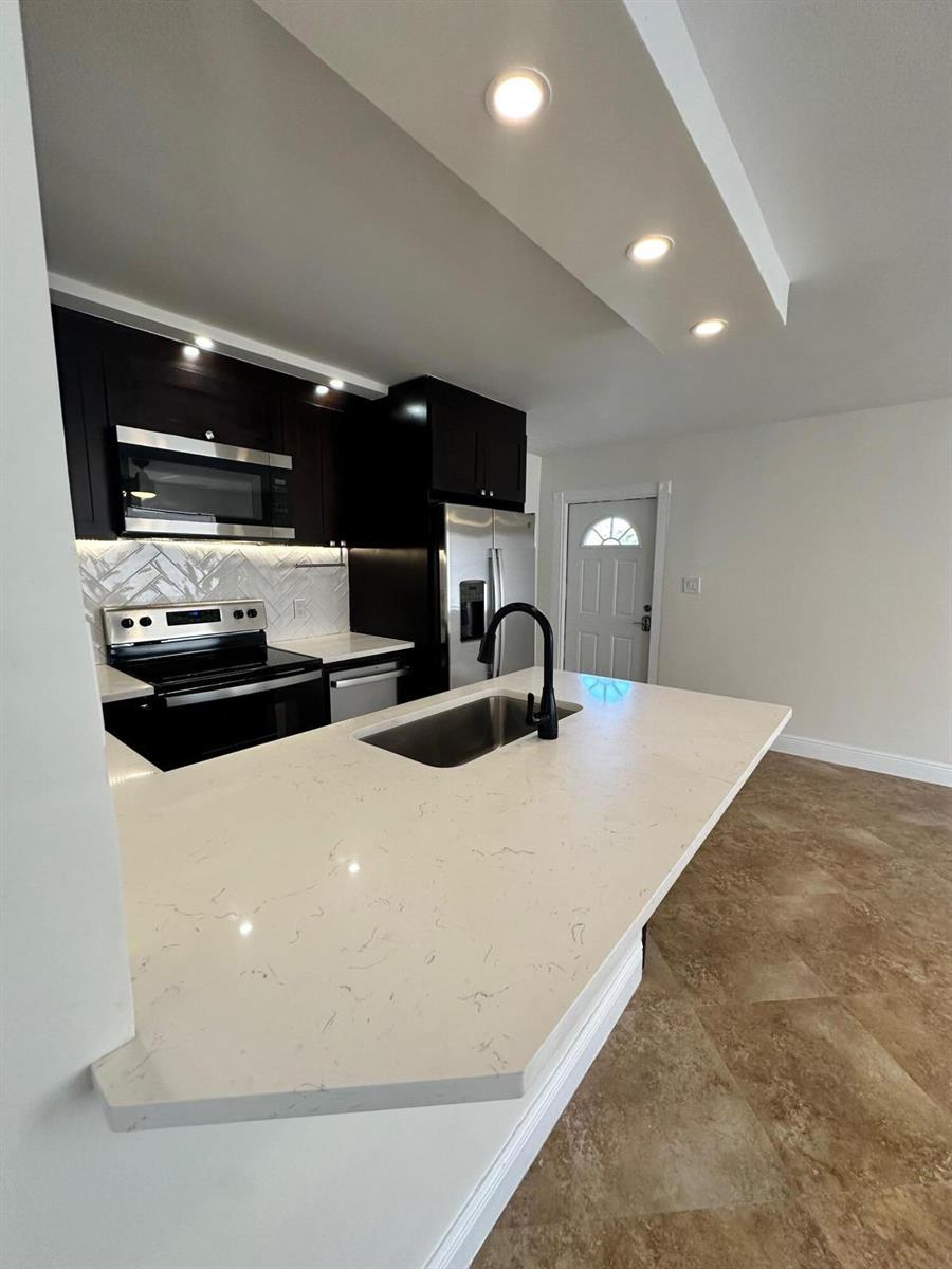 Ver detalles 1 / 0 658 sq. ft. $ 2026-10-28 0 foto