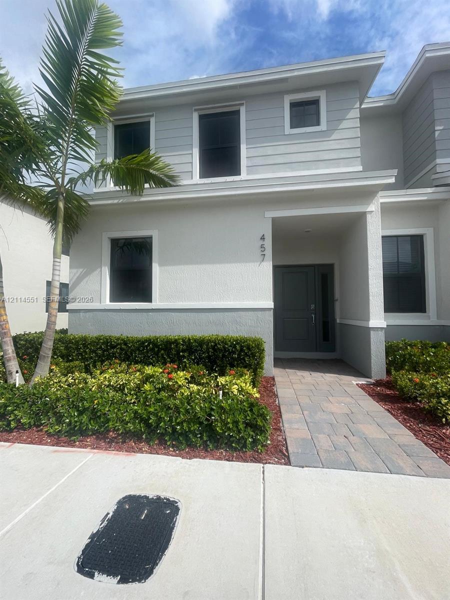 Ver detalles 457 3 / 3 1456 sq. ft. $ 2026-10-28 0 foto