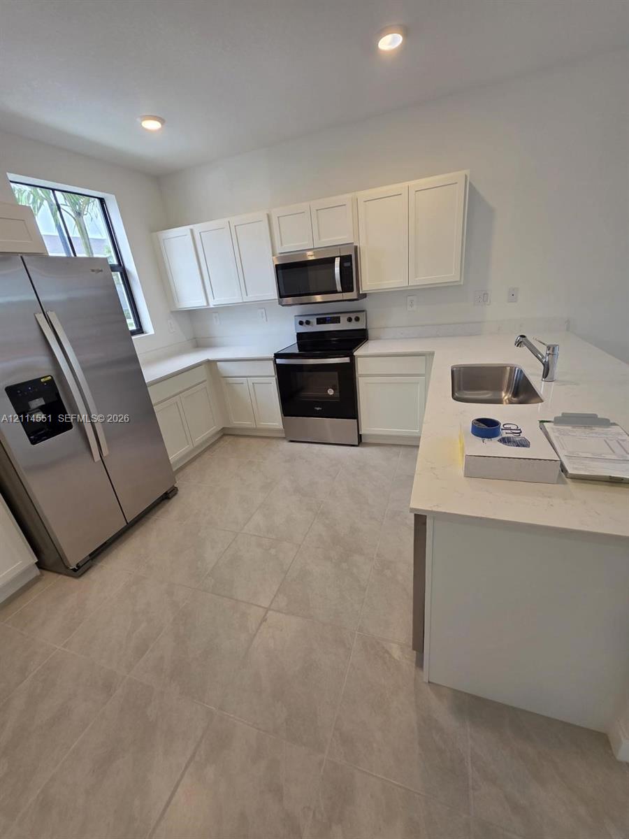 Ver detalles 457 3 / 3 1456 sq. ft. $ 2026-10-28 0 foto