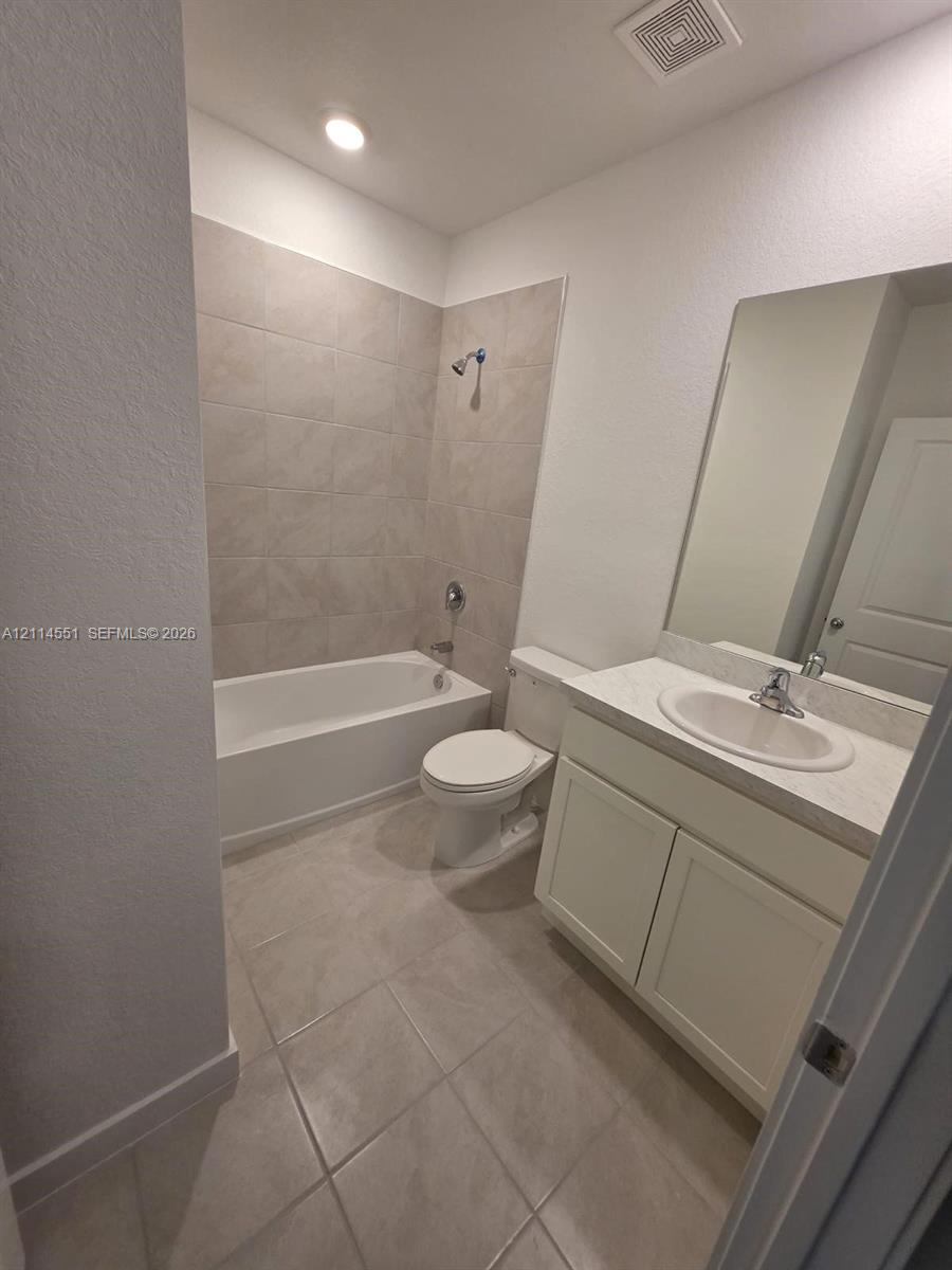 Ver detalles 457 3 / 3 1456 sq. ft. $ 2026-10-28 0 foto