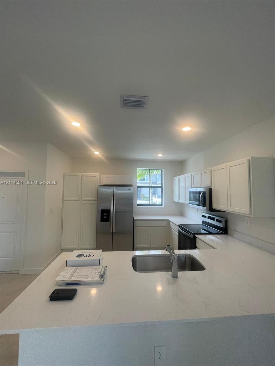 Ver detalles 457 3 / 3 1456 sq. ft. $ 2026-10-28 0 foto