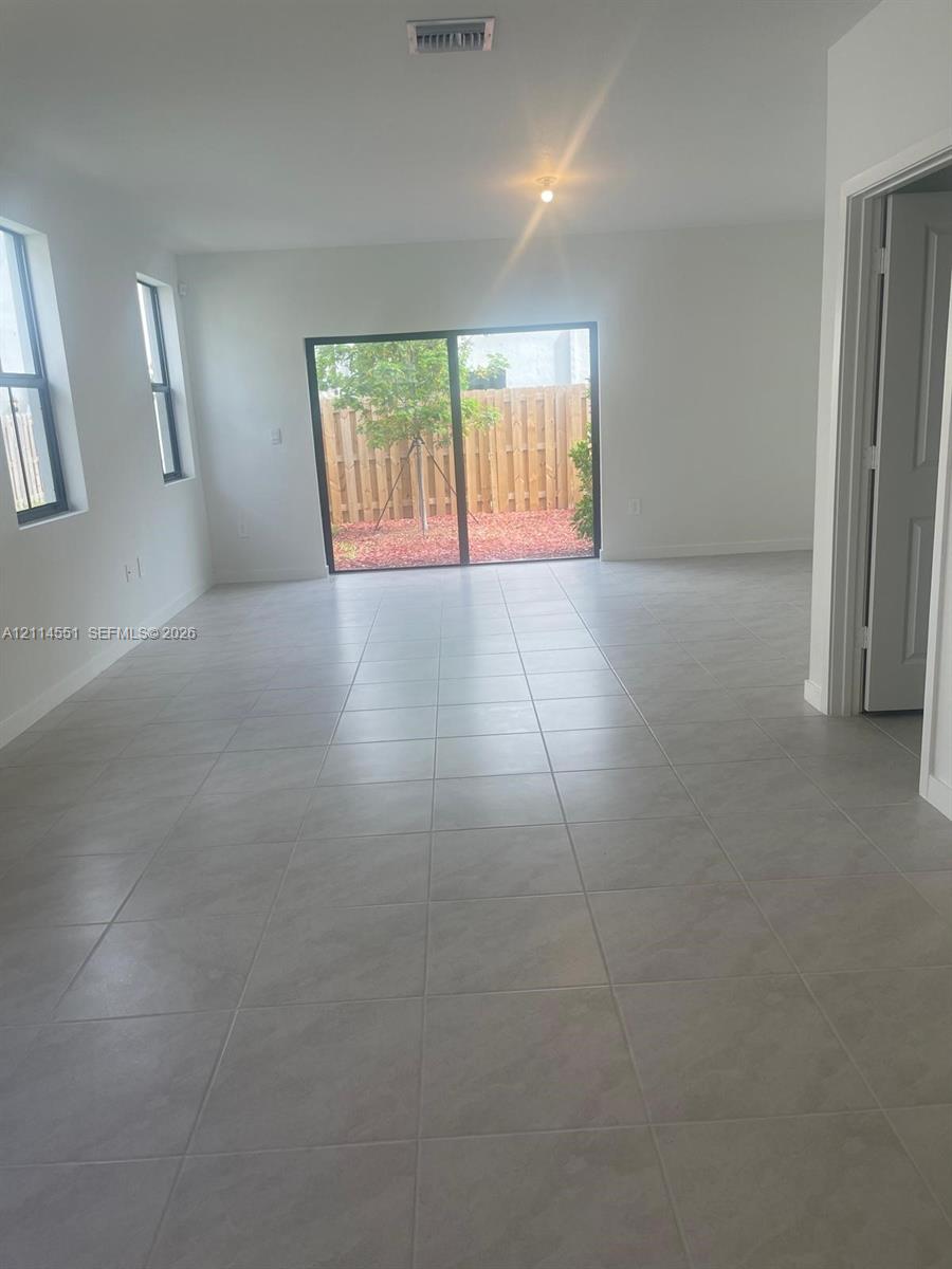 Ver detalles 457 3 / 3 1456 sq. ft. $ 2026-10-28 0 foto