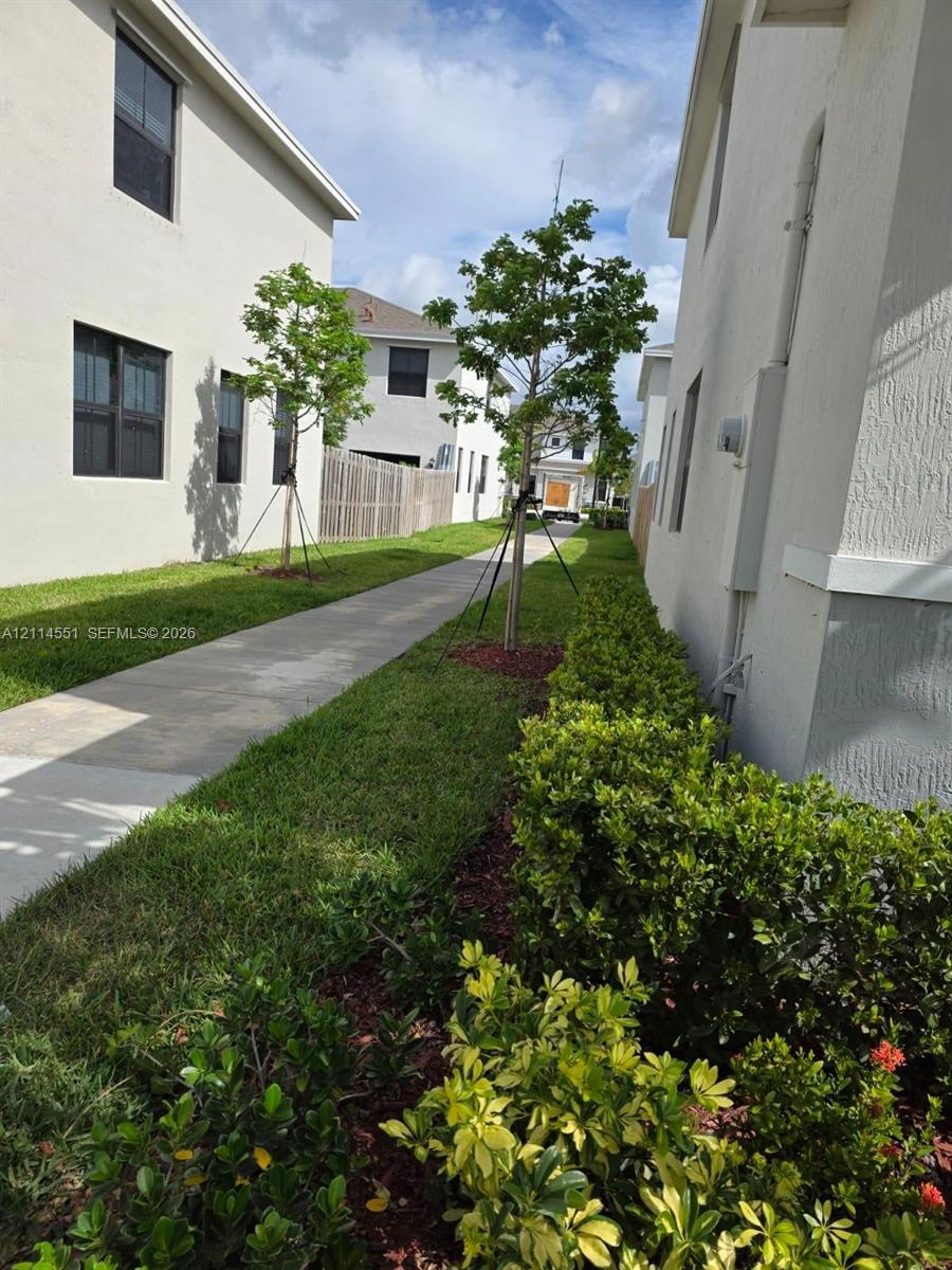 Ver detalles 457 3 / 3 1456 sq. ft. $ 2026-10-28 0 foto