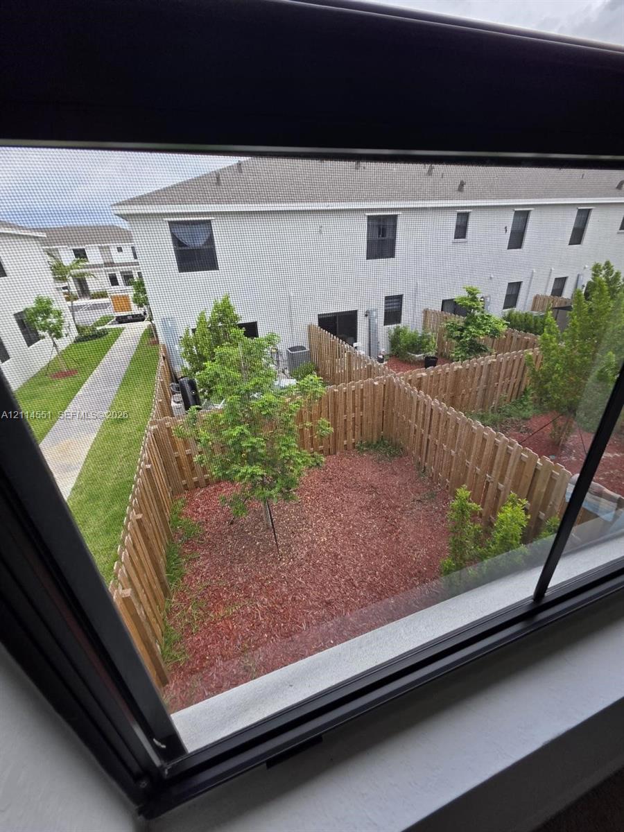 Ver detalles 457 3 / 3 1456 sq. ft. $ 2026-10-28 0 foto