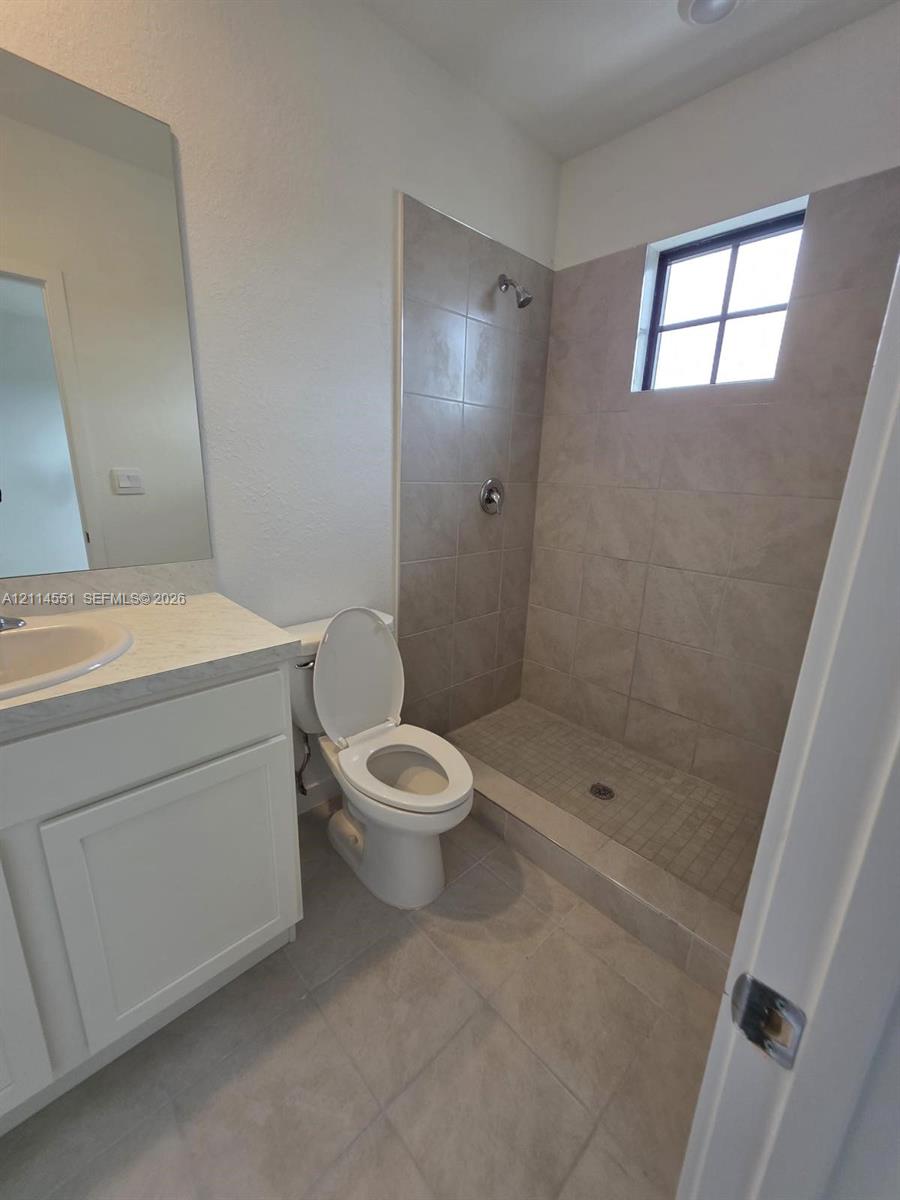 Ver detalles 457 3 / 3 1456 sq. ft. $ 2026-10-28 0 foto