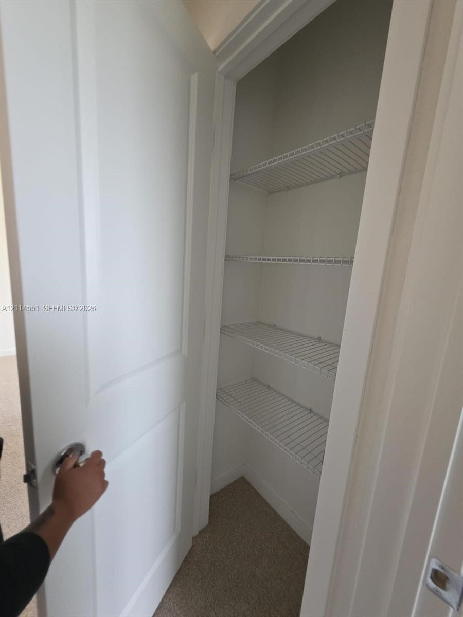 Ver detalles 457 3 / 3 1456 sq. ft. $ 2026-10-28 0 foto
