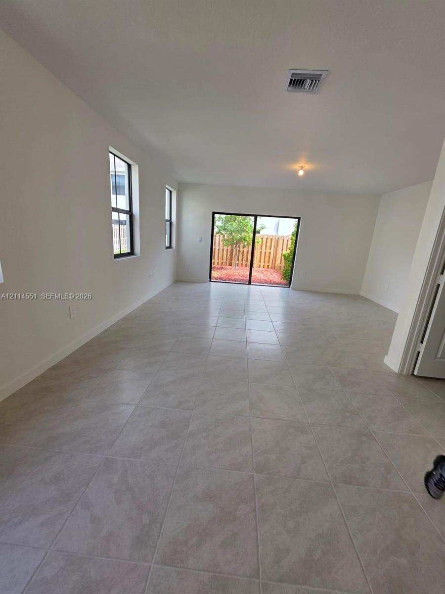 Ver detalles 457 3 / 3 1456 sq. ft. $ 2026-10-28 0 foto