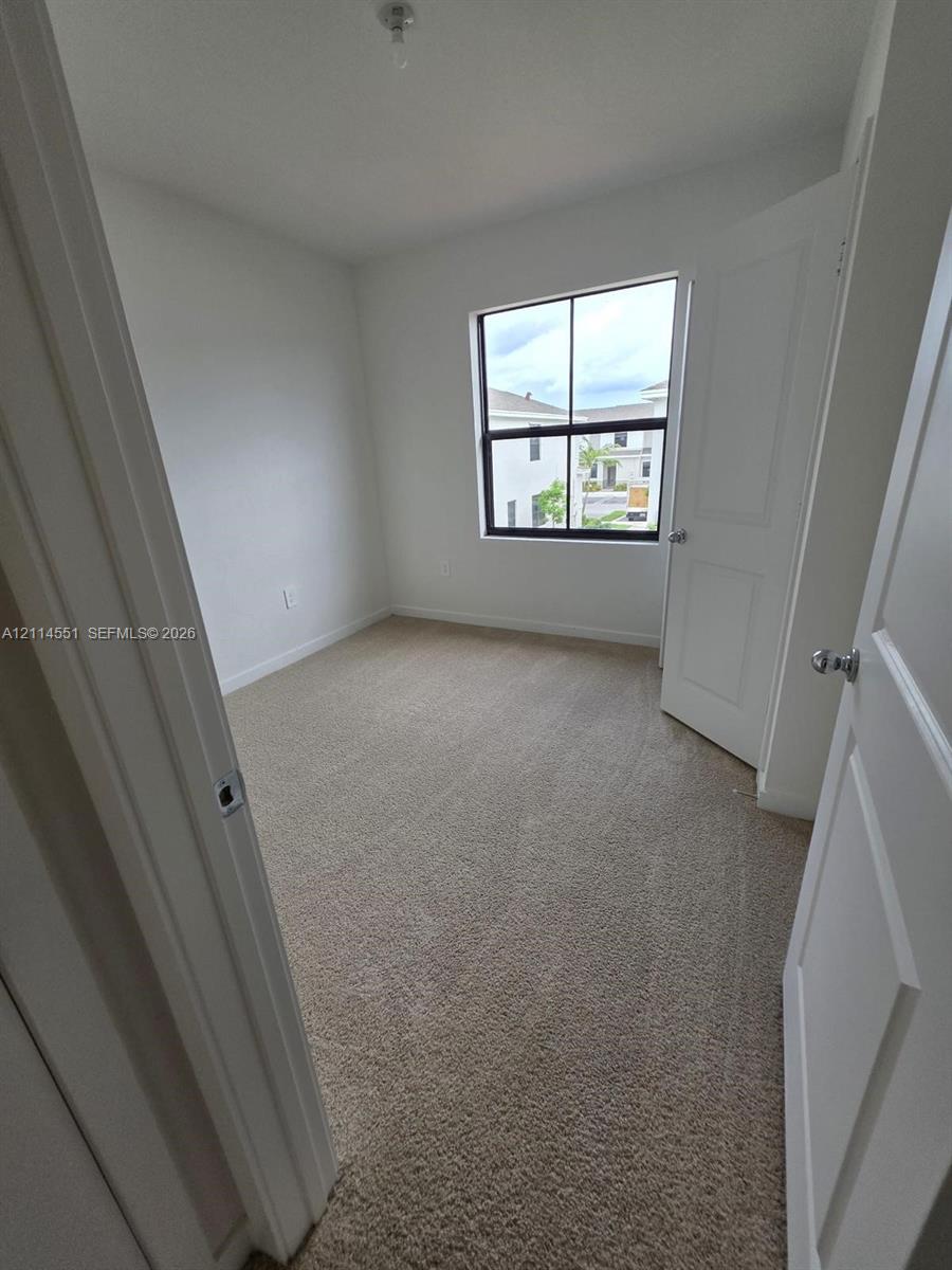 Ver detalles 457 3 / 3 1456 sq. ft. $ 2026-10-28 0 foto