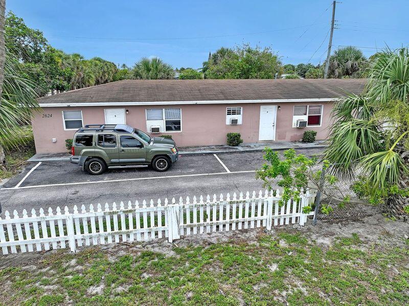 M  / 0 3024 sq. ft. $ 2026-10-31 0 foto