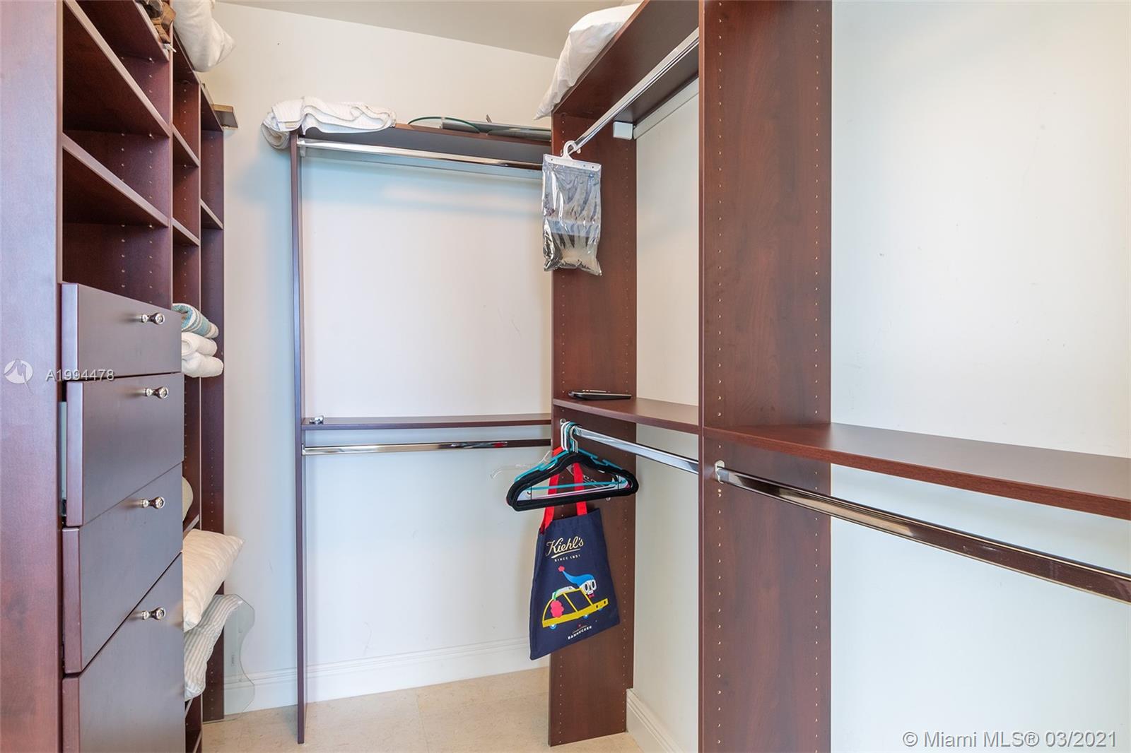 Ver detalles 3002 2 / 3 2065 sq. ft. $ 2021-03-15 0 foto